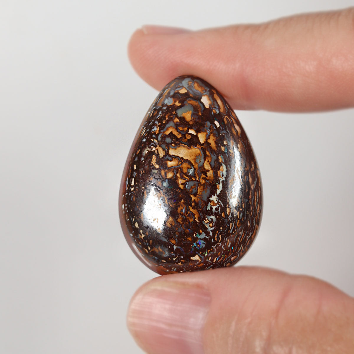 Natural boulder matrix from Winton, 44.7ct with soft blue flash