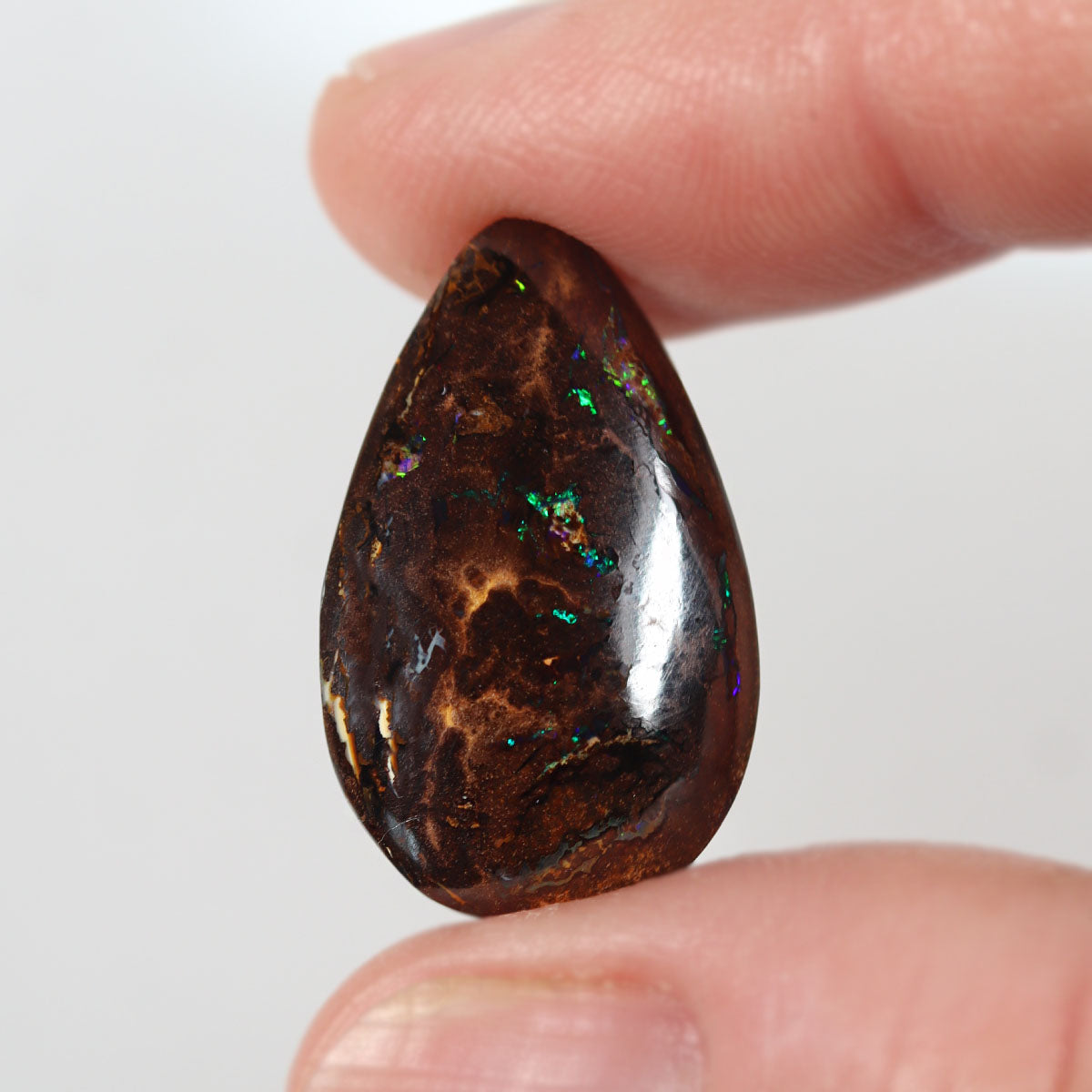 14.61ct boulder matrix from Winton with purple boulder matrix play-of-colour