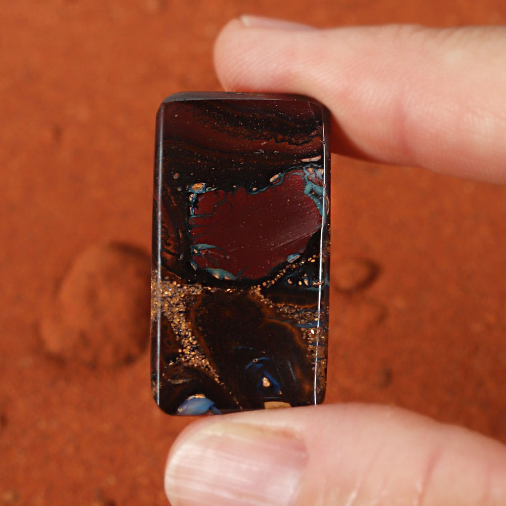 Side profile of 37.38ct boulder matrix showing natural solid body