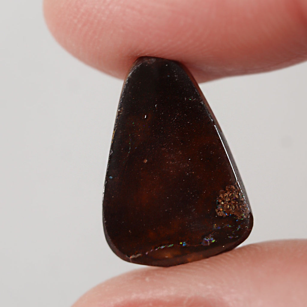 Side profile of 6.89ct boulder matrix showing natural solid body