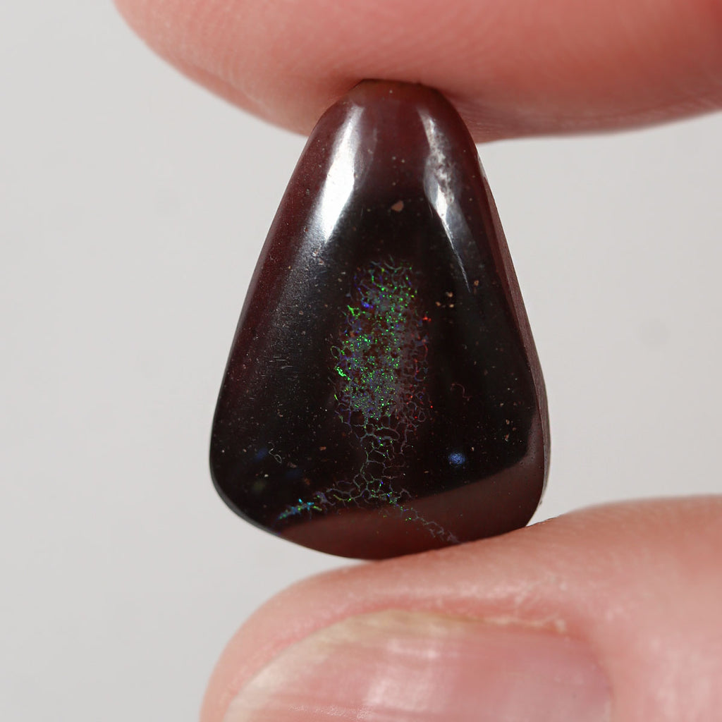 6.89ct boulder matrix from Koroit with green boulder matrix play-of-colour