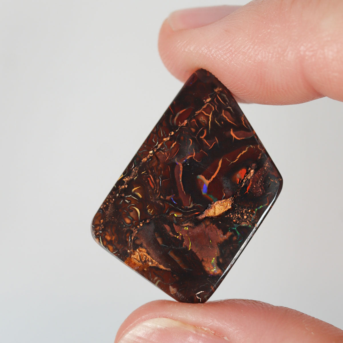 Side profile of 21.48ct boulder matrix showing natural solid body