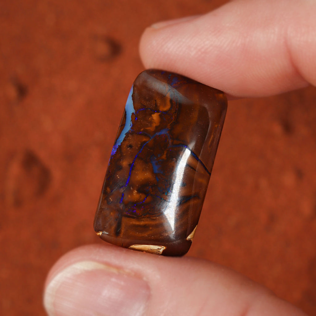 Natural boulder matrix from Koroit, 23.07ct with refined blue flash