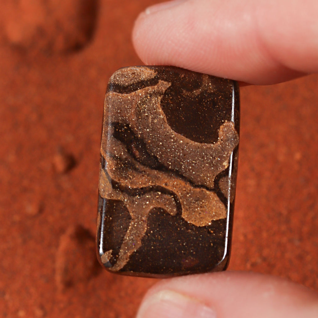 24ct boulder matrix shown under rolling light